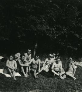 Turyści wypoczywający na łące