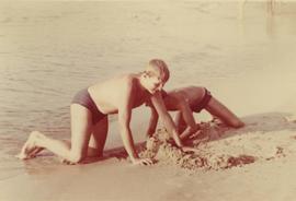 Mieczysław Piotrowski na plaży