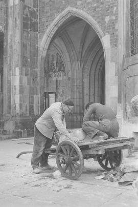 uprzątanie gruzów spod Katedry Wrocławskiej