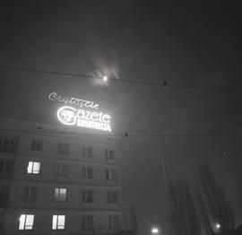 Neon "Czytajcie Gazetę Robotniczą"