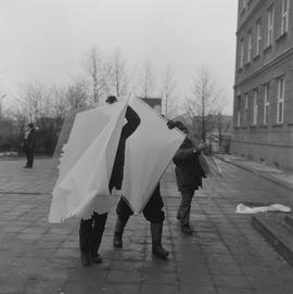 Szklenie okien po eksplozji w Brzegu Dolnym